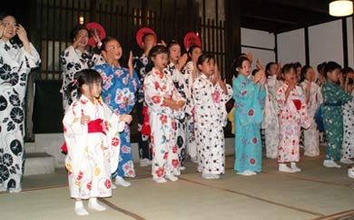 写真 幼稚園児の踊り