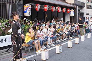 写真 京都御池中学長者美里校長先生率いる京都御池中学校吹奏楽部