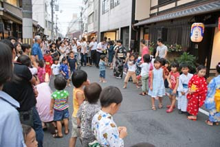 写真 幼稚園児の踊り