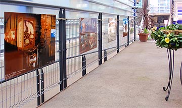 イベントのポスターと写真を展示
