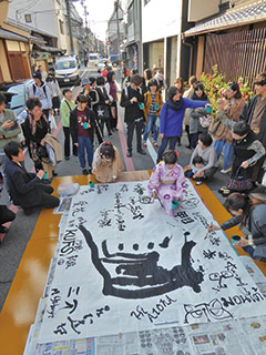 昨年のまちなかを歩く日