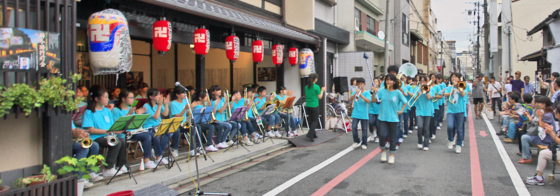 行灯会でのブラスバンド演奏