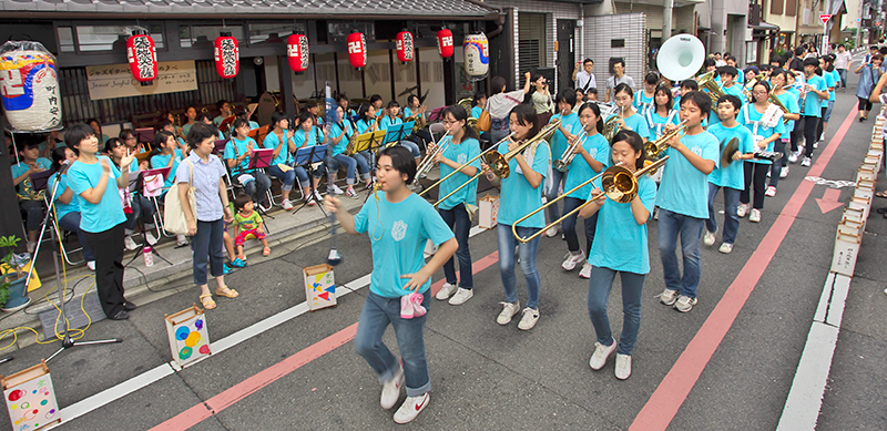 行灯会でのブラスバンド演奏