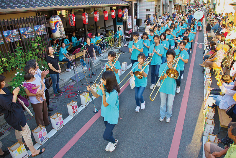 行灯会でのブラスバンド演奏