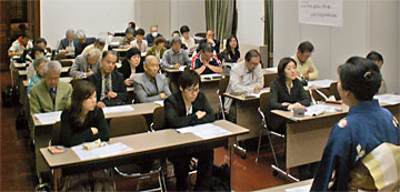 写真 講演中の山崎先生と熱心に聴講する会員