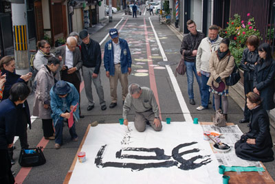 写真6 まちなか歩く日(2000年11月より恒例)
