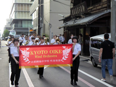 写真9 京都御池中学生のマーチング