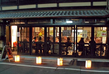 夜の画廊の雰囲気